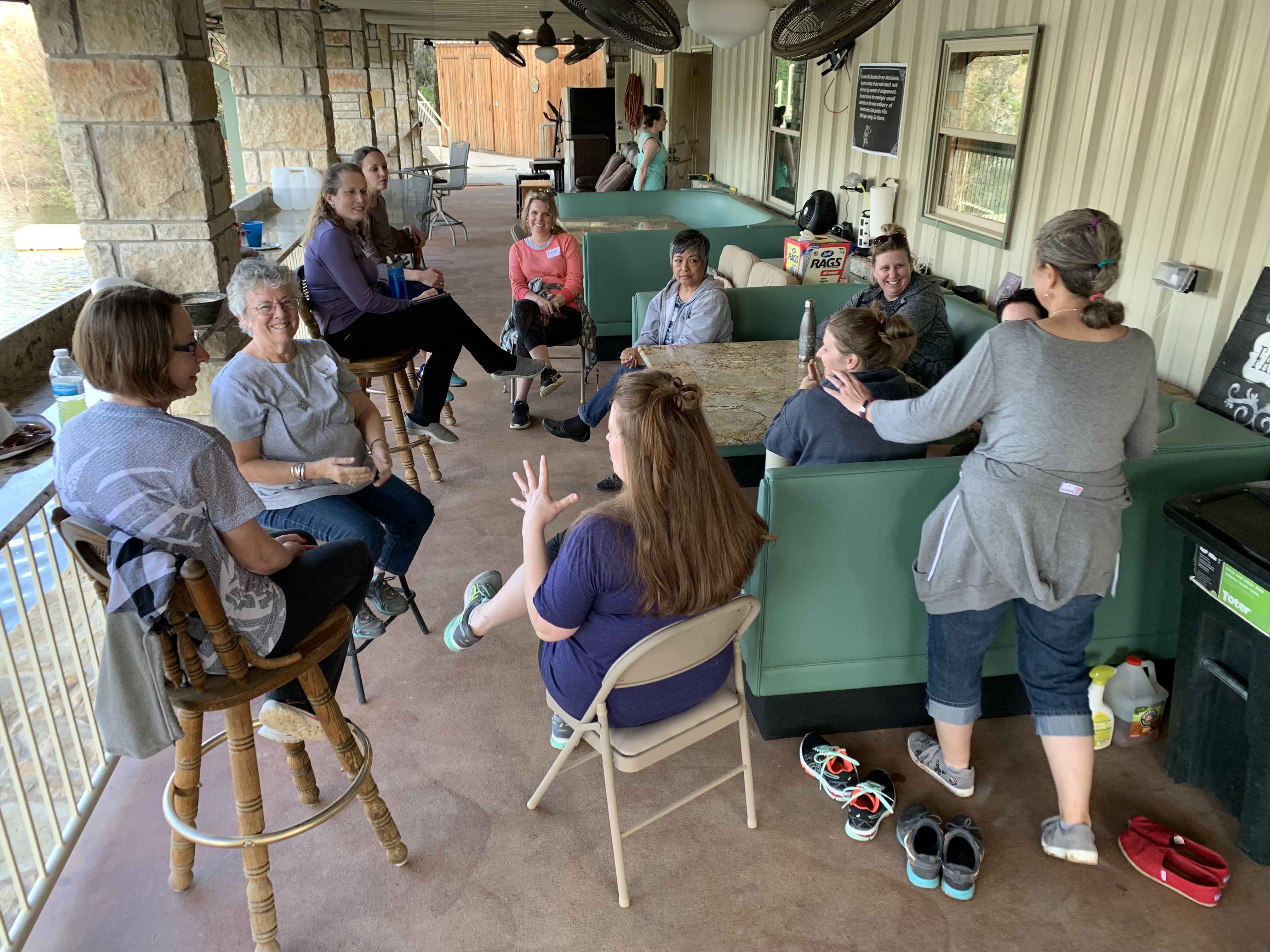 A group of people sitting around in chairs.