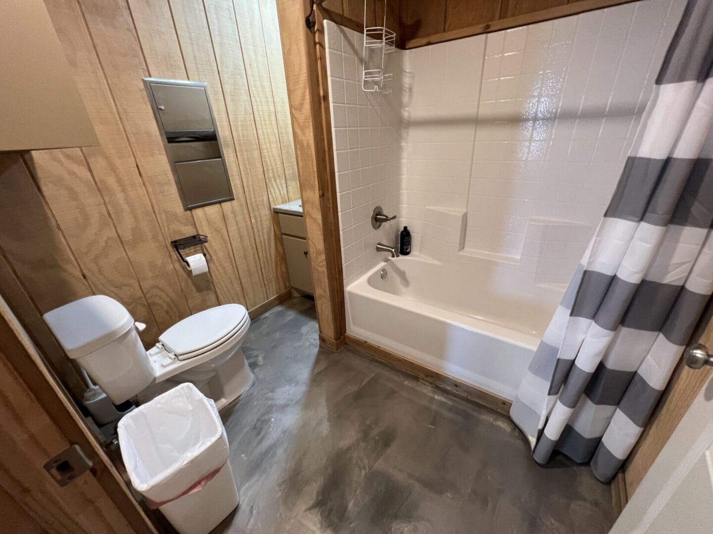 Bath tub and toilet inside the field house